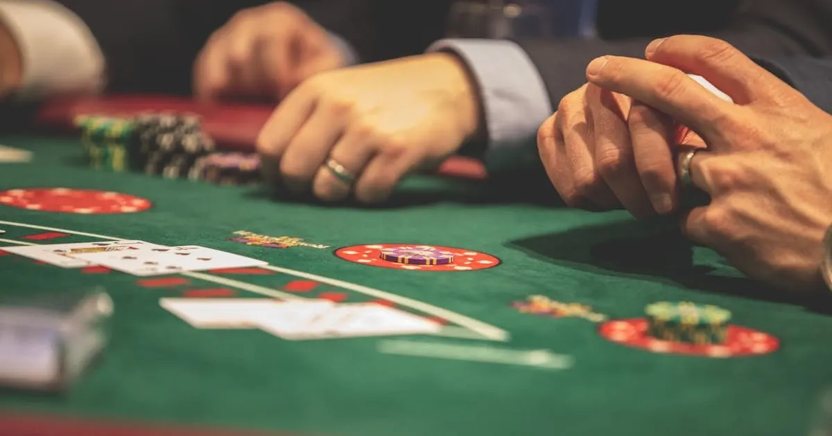 Joueurs à une table de blackjack, cartes et jetons sur le tapis