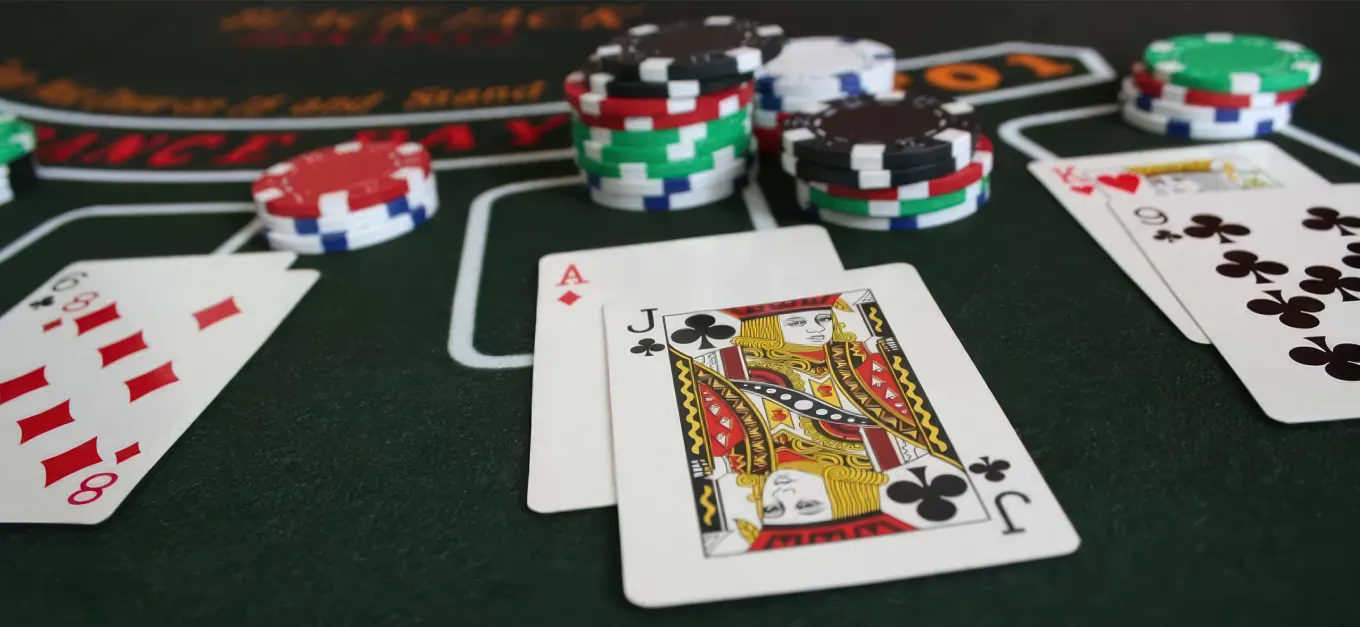 Main de blackjack, un as et un valet, à côté de piles de jetons